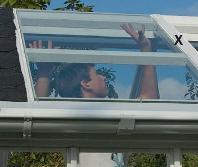 Glas till orangeri Glas till orangeri läggs på plats